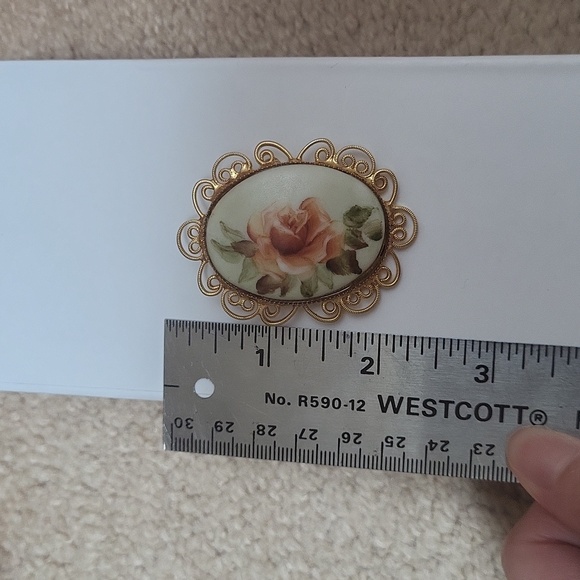 Vintage Porcelain Brooch/Pendant with Painted Rose! - Picture 3 of 5